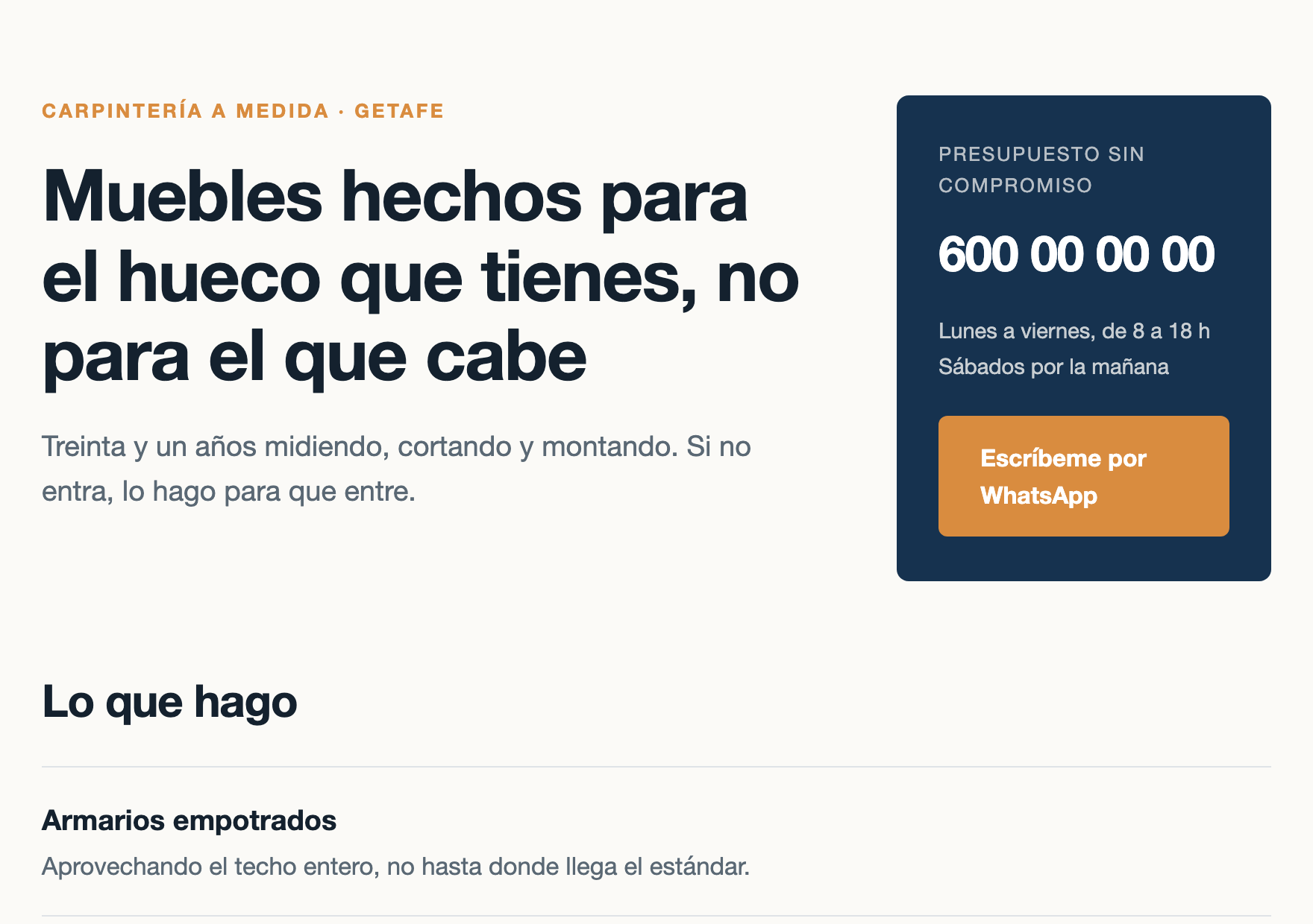 Landing de una carpintería a medida, en azul noche con el teléfono destacado.